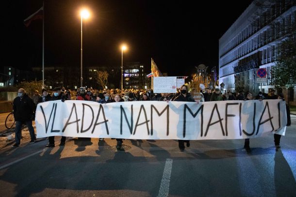 Prizor s petkovih protivladnih protestov z jasnim sporočilom na transparentu