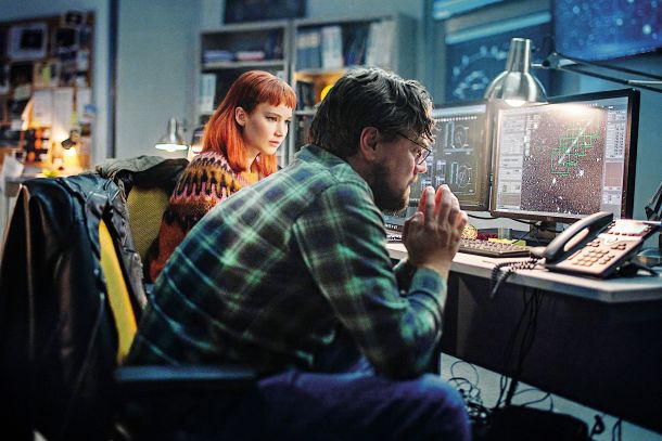 Obstaja rek, da je realnost pogosto bolj neverjetna od fikcije. In o filmu Don’t look up bi lahko rekli, da izjemno nazorno pokaže natanko to. (Leonardo DiCaprio in Jennifer Lawrence)