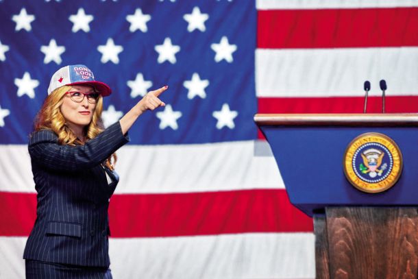 V prizoru v Ovalni pisarni na predsedničini mizi za hip vidimo fotografijo, na kateri se prijateljsko ali pa »poročeno« objema z Billom Clintonom. Igra jo Meryl Streep.