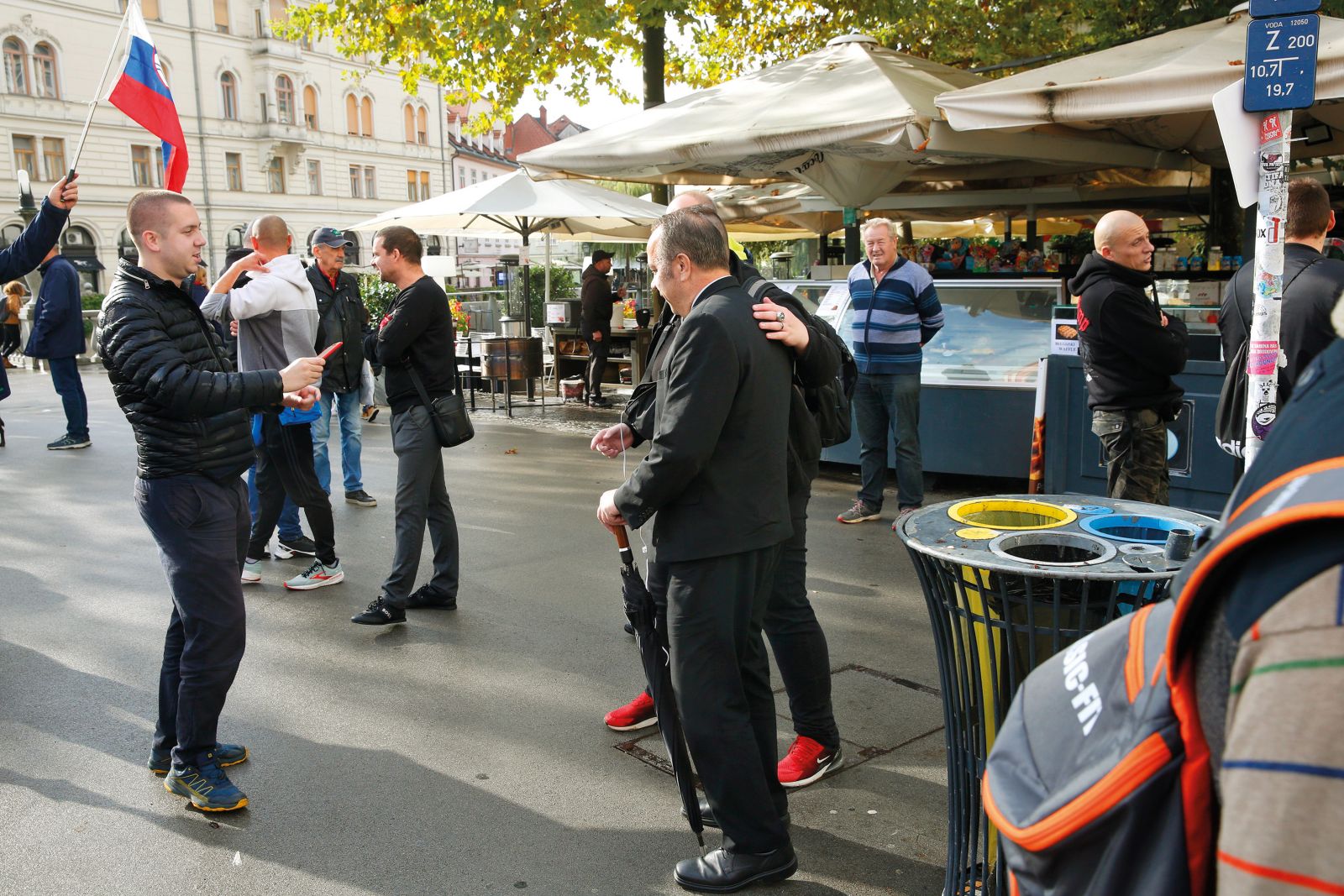 Grims med fotografiranjem z biseri. Fotografira Žan Žalec, ob Grimsu je Maj Šuklje, v ozadju je videti tudi Okorna.