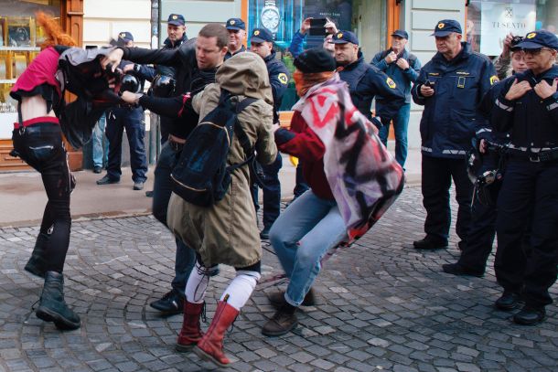 Policija ni preprečila napada na udeležence protishoda, v spor nekaj časa sploh ni hotela poseči. 