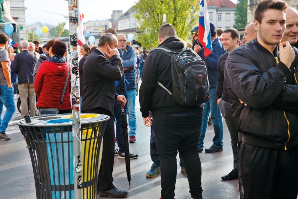 Prijateljski klepet med poslancem SDS in vidnimi člani skrajnih desničarskih gibanj. 