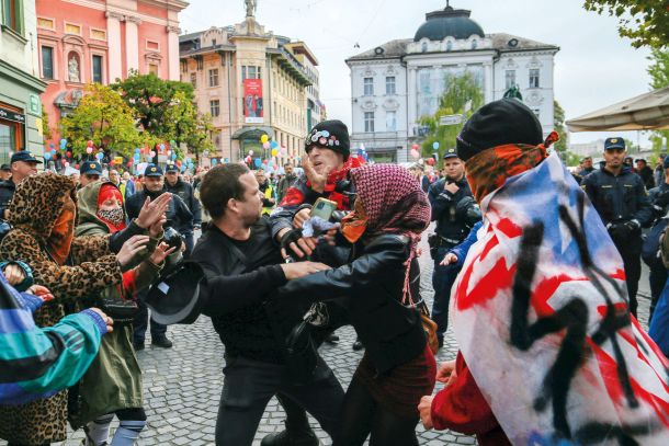 Fotografije razkrivajo, da je bil napadalec Andrej Okorn, sicer znan slovenski neonacist. 