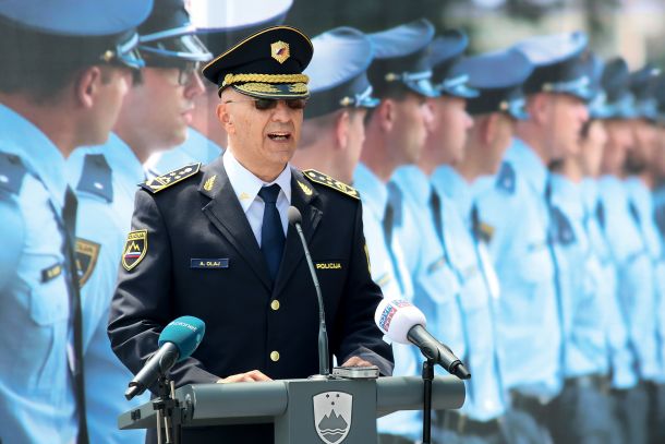 Anton Olaj, generalni direktor policije, ki ga je imenovala vlada Janeza Janše, je podal soglasje k zaposlitvi policista s ponarejeno varnostno preverbo. 
