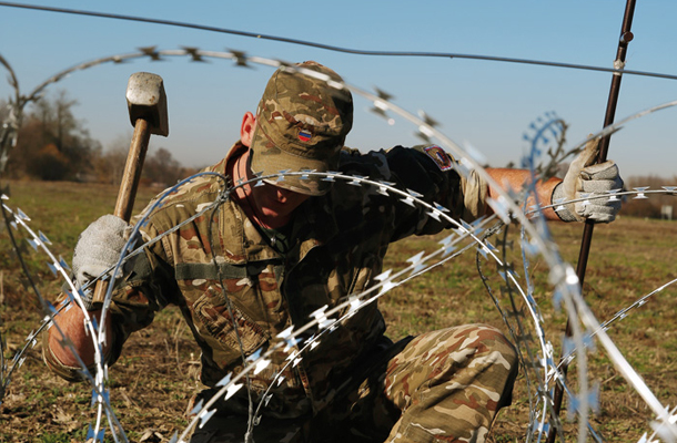 Slovenska vojska na meji med odstranjevanjem rezalne žice