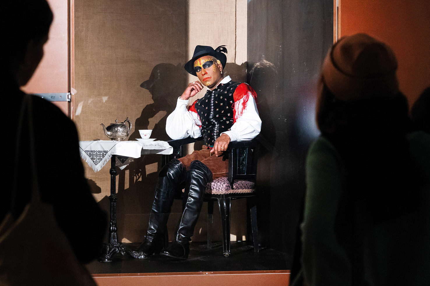 Jug v nas: George Chakravarthi: Indijec v škatli, performans, festival Mesto žensk, Mestna galerija, LJ | Nada Žgank