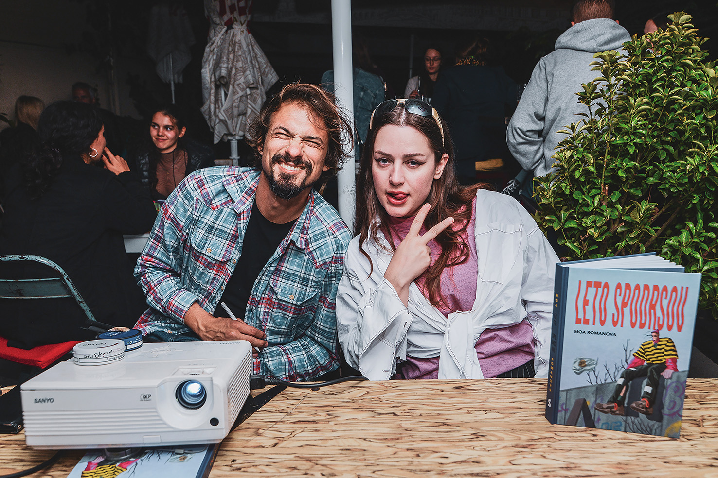 Moa Romanova: Leto spodrsov; Izar Lunaček in avtorica, Festival stripa Tinta 2022, Bar Zorica, LJ | buhovsky