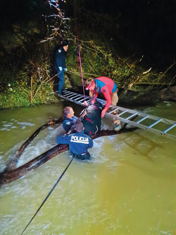 Reševanje turške državljanke kurdskega porekla, ki je s štirimi otroci poskusila preplavati obmejno reko Dragonjo. Njeno 10-letno hči so utopljeno našli dva dni kasneje. 