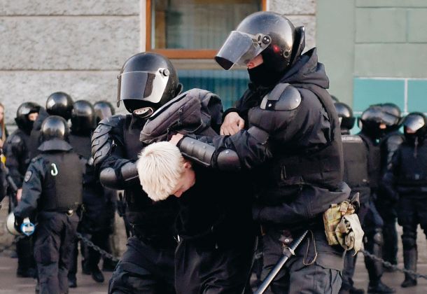 Tudi nam znani prizori: Policija nasilno prekinja demonstracije proti mobilizaciji v Sankt Peterburgu 