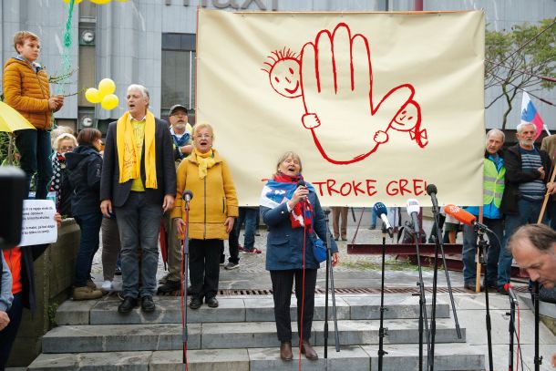 Na »shodu za zaščito otrok in družin«, kot so ga poimenovali v koaliciji Za otroke gre, smo 27. septembra spet lahko prisluhnili geslom, kot jih podobna gibanja uporabljajo tudi drugod po svetu. 