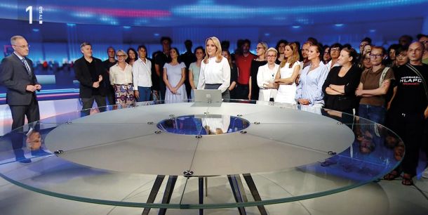 Sodelavci RTV so v studiu simbolično podprli Sašo Krajnca in Vesno Pfeiffer. Za kazen so dobili opomin pred odpovedjo delovnega razmerja. Poslanih je bilo 38 opominov.