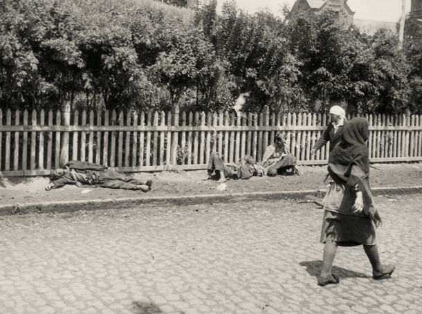 Gladomor v letih 1932 in 1933: Stalin je Ukrajini pobral žito. Število žrtev lakote je preseglo milijon. Na fotografiji žrtve lakote v Harkivu (Harkovu)