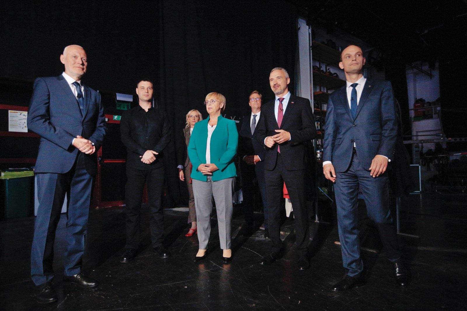 Na letošnjih volitvah kandidira sedem ljudi, resne možnosti za političen uspeh in izvolitev v drugi krog imajo le trije (na fotografiji: Milan Brglez, Miha Kordiš, Sabina Senčar, Nataša Pirc Musar, Vladimir Prebilič, Janez Cigler Kralj, Anže Logar).