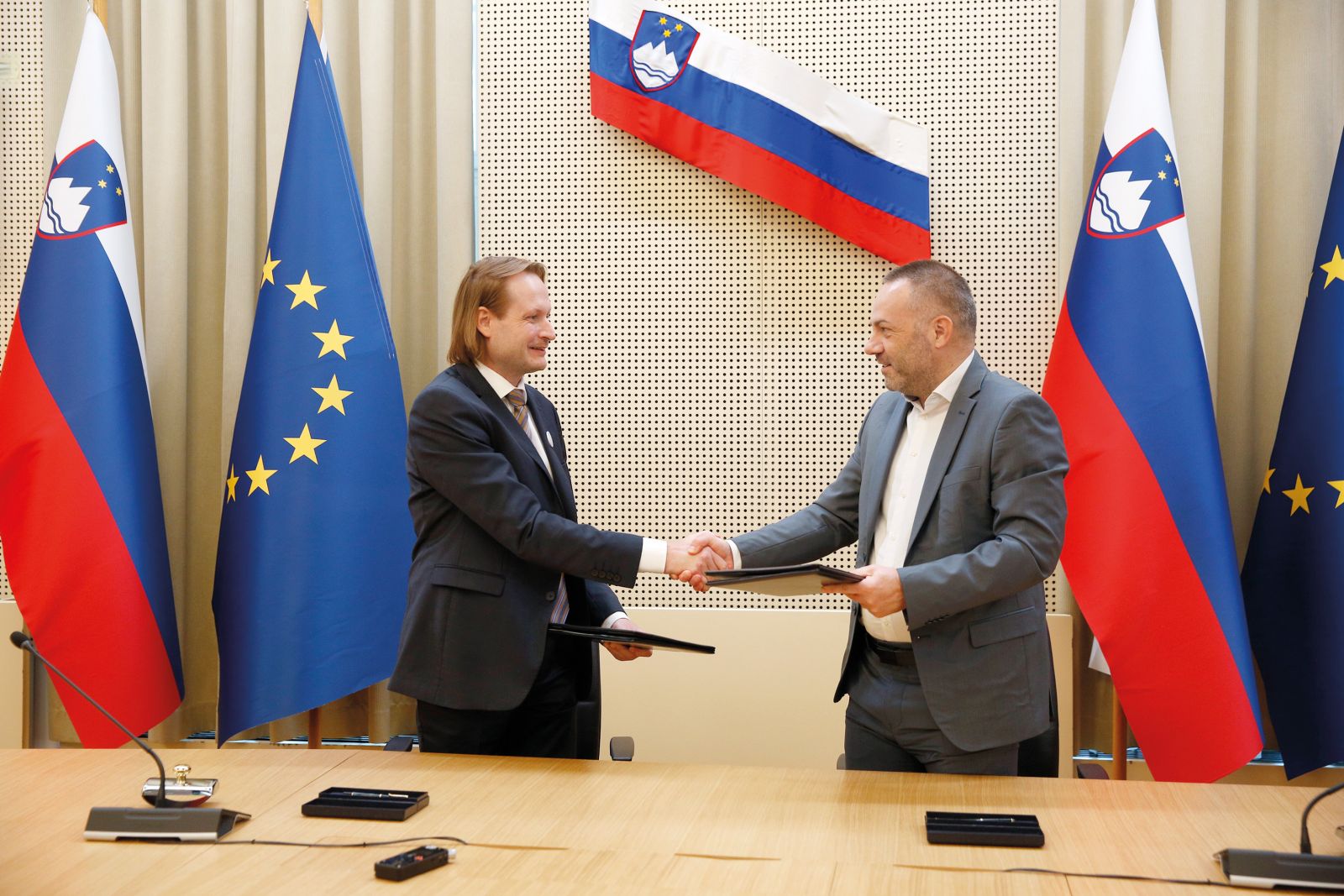 Minister za zdravje Danijel Bešič Loredan in namestnik vodje pogajalske skupine sindikata zdravnikov Fides Gregor Zemljič sta podpisala sporazum o začasni prekinitvi stavkovnih aktivnosti. Sporazum predvideva oblikovanje ločenega plačnega zdravstvenega stebra v okviru plačnega sistema javnega sektorja.