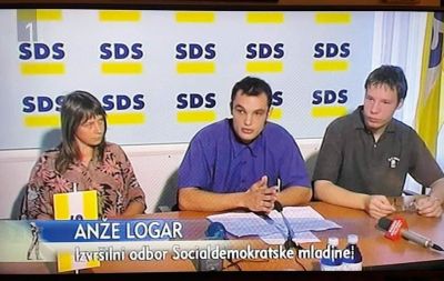 Anže Logar kot pionir SDS leta 2000. Ob njem Alenka Jeraj Kopriva in Luka Gabrijelčič Lisjak 