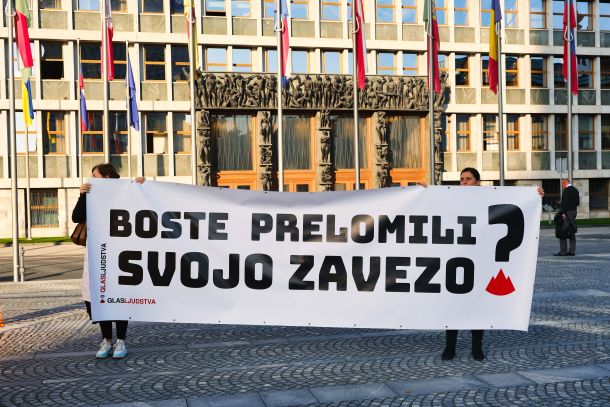 Simbolični performans na Trgu republike