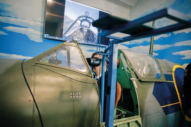 arjan Šarec v simulatorju letenja na avionu Spitfire iz druge svetovne vojne v Vojaškem muzeju Pivka     