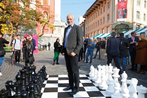 Milan Brglez, visokošolski profesor, nekdanji predsednik državnega zbora in evropski poslanec kandidira s podporo stranka SD in Svobode. 