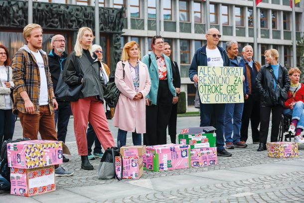 Podpisi za zakon o brezplačnih šolskih kosilih pred stavbo slovenskega parlamenta, tokrat gre resnično za vse otroke 