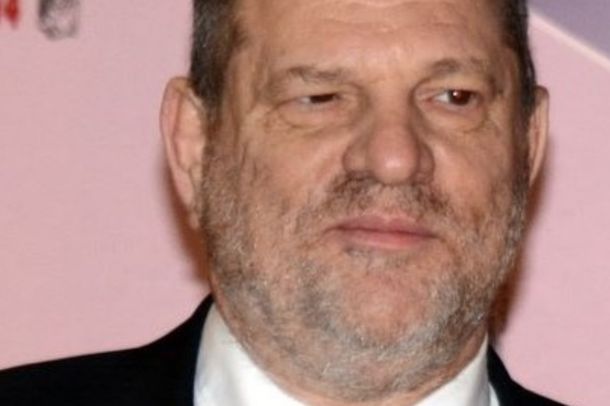 Harvey Weinstein se v Los Angelesu sooča z 11 obtožbami, povezanimi s spolnimi napadi na več žensk v hotelih na Baverly Hillsu med letoma 2004 in 2013.