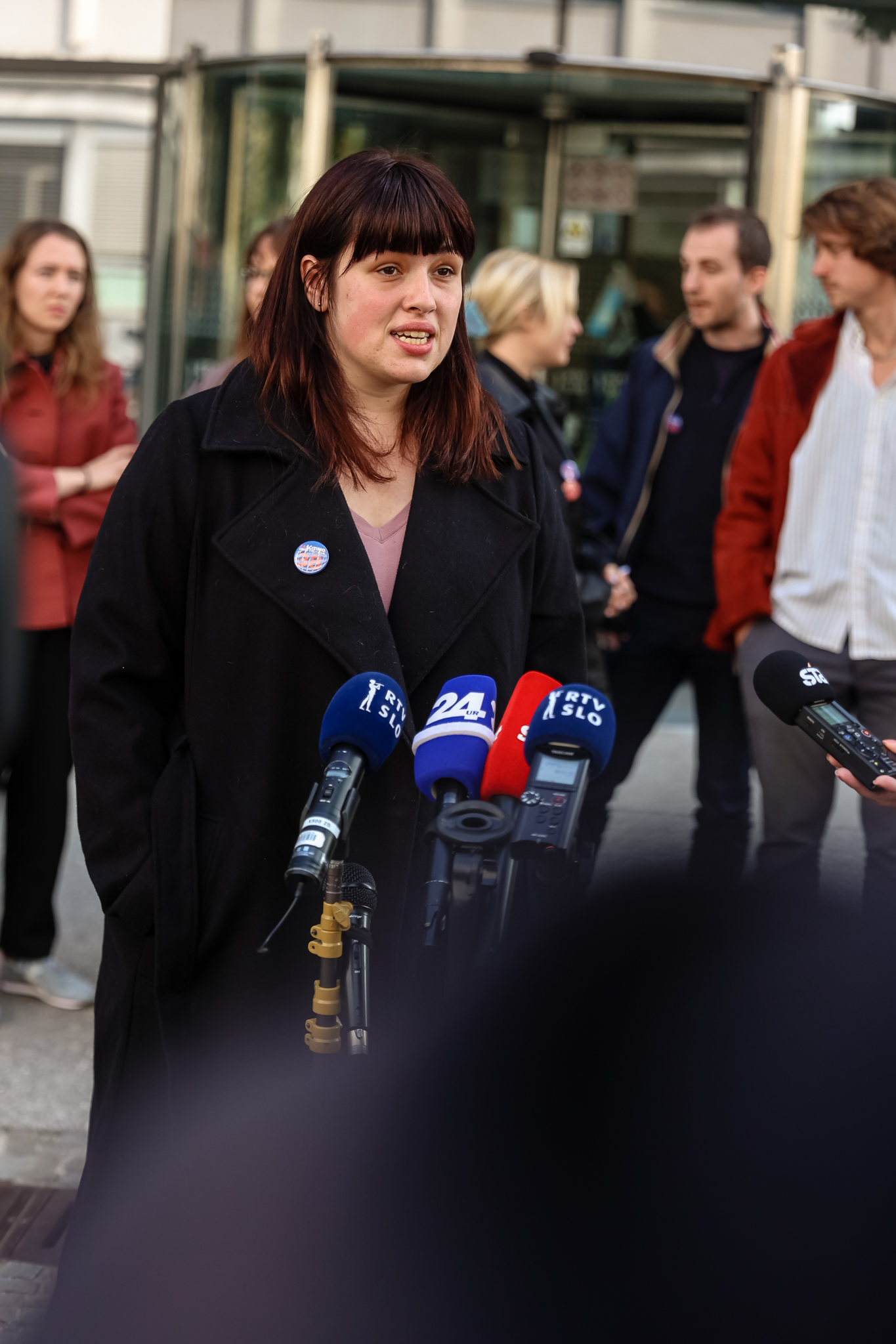Tiskovna konferenca Inštituta 8. marec,, na kateri so govorili o začetku referendumske kampanje za javno RTV.