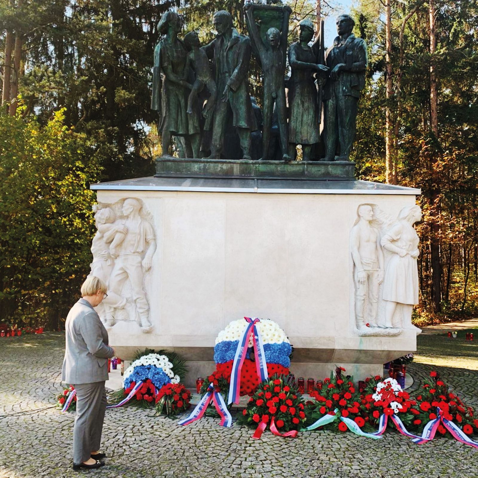 Kandidatka za predsednico Nataša Pic Musar je javno obiskala zgolj slovesnost na ljubljanskem Urhu, kjer je kostnica ubitih partizanov in aktivistov OF.