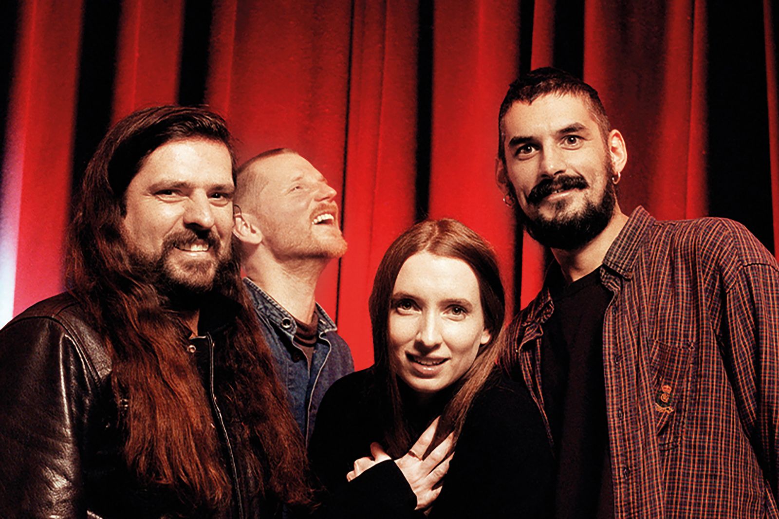 Lirična milenijska kitarska godba, ki s sardoničnim humorjem in novodobno poetiko hkrati navdušuje in odbija.