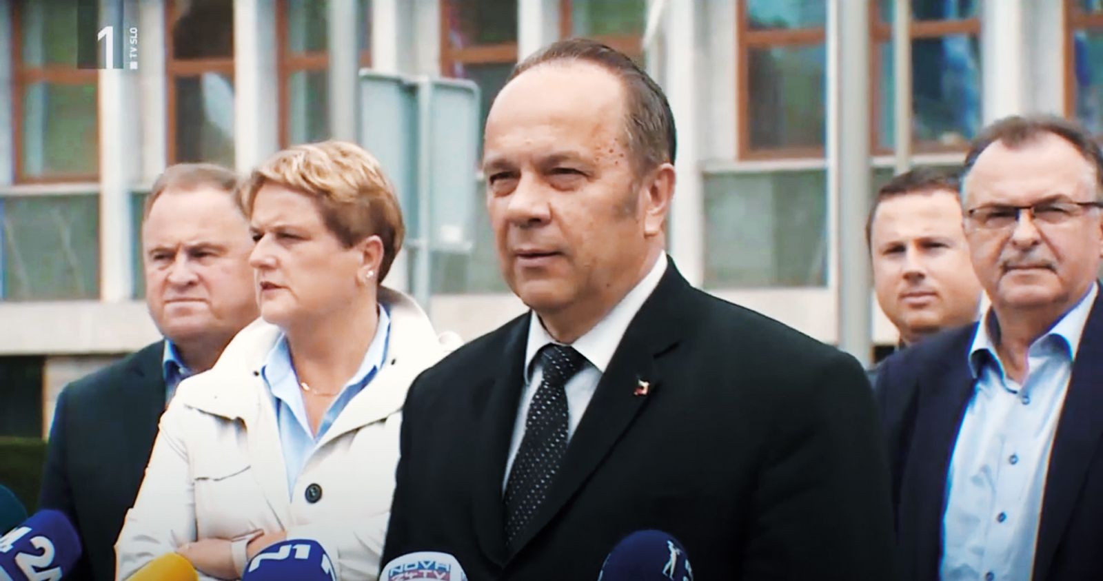 Poslanec SDS Branko Grims podaja izjavo o napadu nanj v bližini državnega zbora