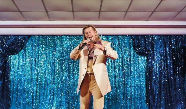 V briljantnem filmu Rimini mora avstrijski popevkar Richie Bravo (Michael Thomas), če hoče preživeti, svojim fenicam prodati vse – dušo in telo.