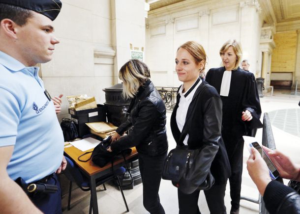 Éloïse Bouton prihaja na pariško sodišče, ki jo je obsodilo zaradi razkazovanja golega telesa v javnosti