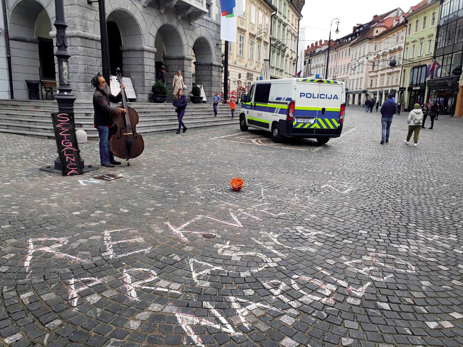 Napis s kredo, ki je zmotil mestne redarje