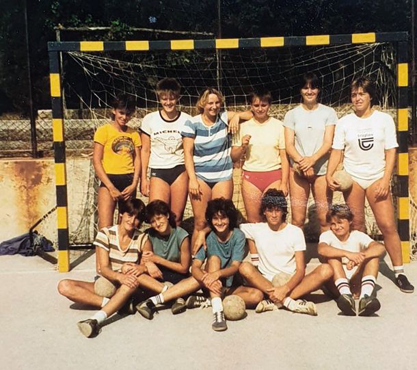 Rokometašica: tretja z desne v zgornji vrsti