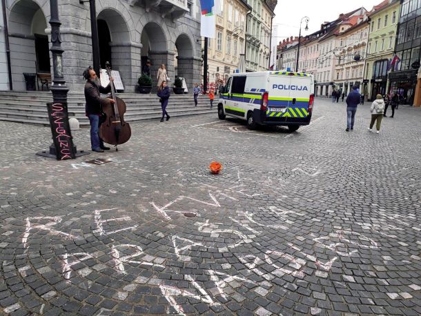 Napis s kredo, ki je zmotil mestne redarje 