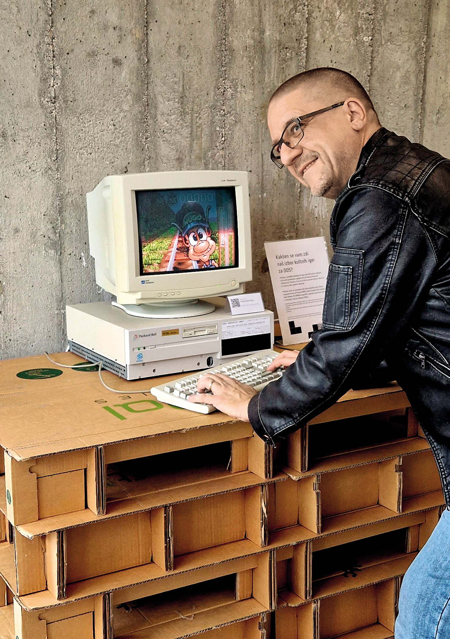 Sergej Hvala – Sneti, nekdanji Jokerjev novinar, prevajalec, verjetno največji poznavalec videoiger daleč naokoli in avtor odlične nove knjige Prva bitnost, monografije o (pra)zgodovini videoiger.