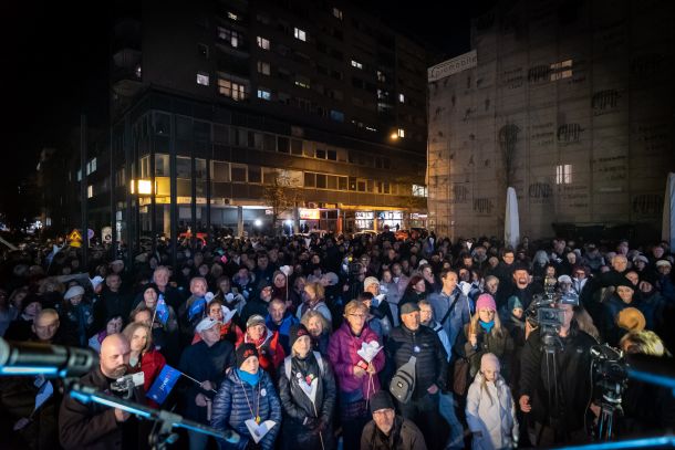 Množica na shodu za RTV