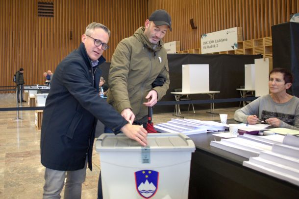 Na predčasnem glasovanju sta svoj glas oddala tudi novinarja RTV Slovenija Aleš Malerič in Gregor Drnovšek