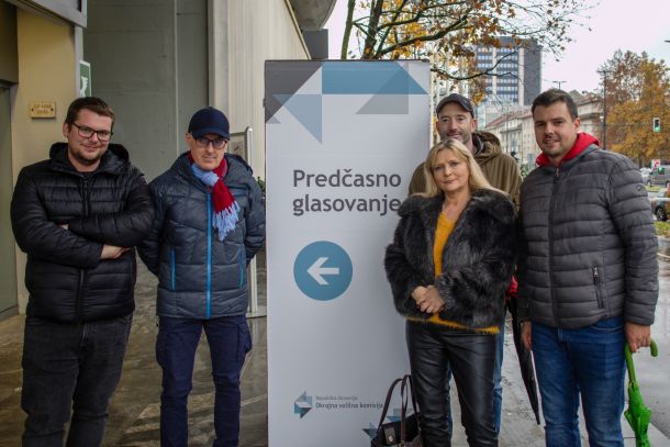 Novinarji in novinarke RTV Slovenija na predčasnem glasovanju: Nejc Furlan, Igor E. Bergant, Gregor Drnovšek, Tanja Gobec in Rok Šuligoj