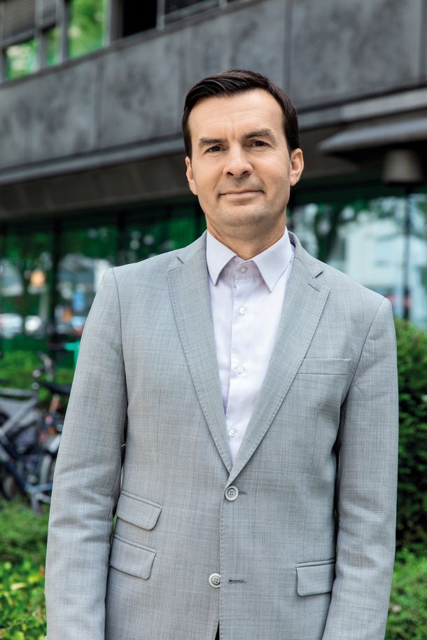 Slabi menedžer: med sicer kratkim mandatom direktorja TV Slovenija Uroša Urbanije gledanost in prihodki od oglasov skokovito padajo 