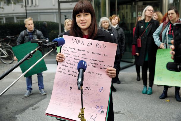 Kratkega zakona o RTV Slovenija tokrat niso napisali politiki, ampak je nastal v civilnodružbenih organizacijah. Na fotografiji Nika Kovač na zadnjem protestu Inštituta 8. marec in novinarskega kolektiva RTV pred stavbo televizije. 