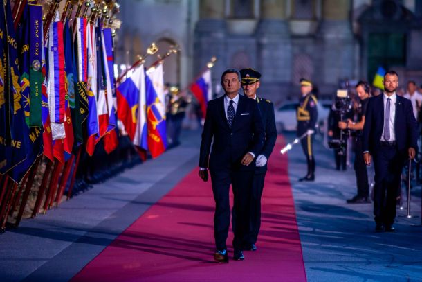 Borut Pahor je trenutno najbolj priljubljen politik v državi. Morda tudi zato, ker s te funkcije končno odhaja. Nasledila ga bo Nataša Pirc Musar, prva ženska na tem položaju, ki se na lestvici priljubljenosti že vzpenja. Trenutno je kot novinka zasedla 5. mesto. 