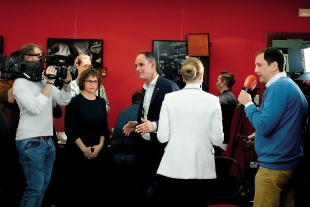 Ob snemanju izjave Anžeta Logarja po drugem krogu predsedniških volitev, levo od njega Špela Pogačnik, ki je skupaj z Nahtigalom solastnica podjetja Performans.