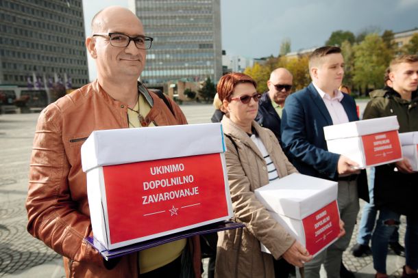 Del politike se že leta (neuspešno) trudi odpraviti dopolnilno zdravstveno zavarovanje. To je bil tudi eden od razlogov za harakiri Šarčeve vlade.