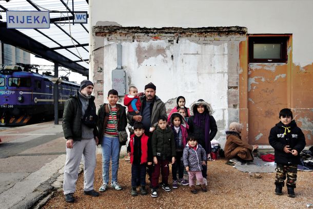 Med begunci, ki prihajajo po balkanski begunski poti prek Hrvaške v Slovenijo, so tudi manjše in večje družine. Železniška postaja na Reki na Hrvaškem. 