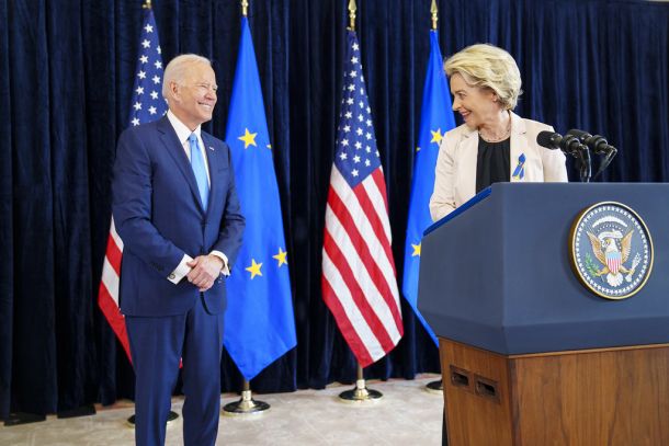 Predsednica evropske komisije Ursula von der Leyen in ameriški predsednik Joe Biden