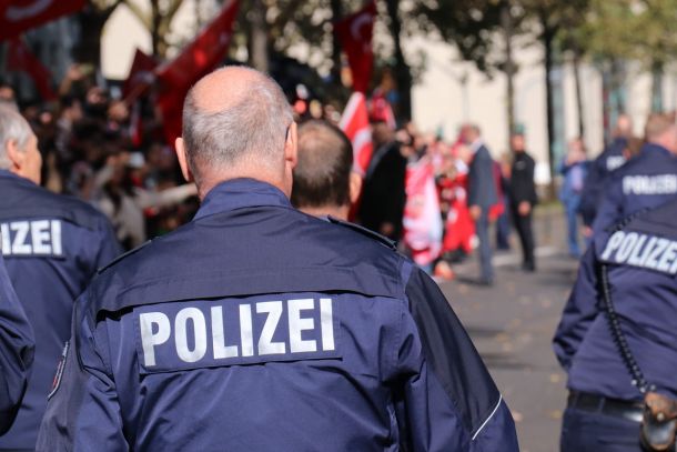 Deutschland / Festnahme von 25 Rechtsextremisten, die angeblich einen Angriff auf das Parlament planten