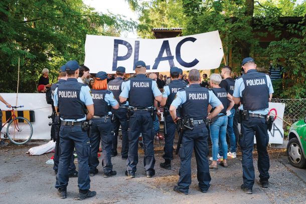 Prihod policije v avtonomno cono Plac