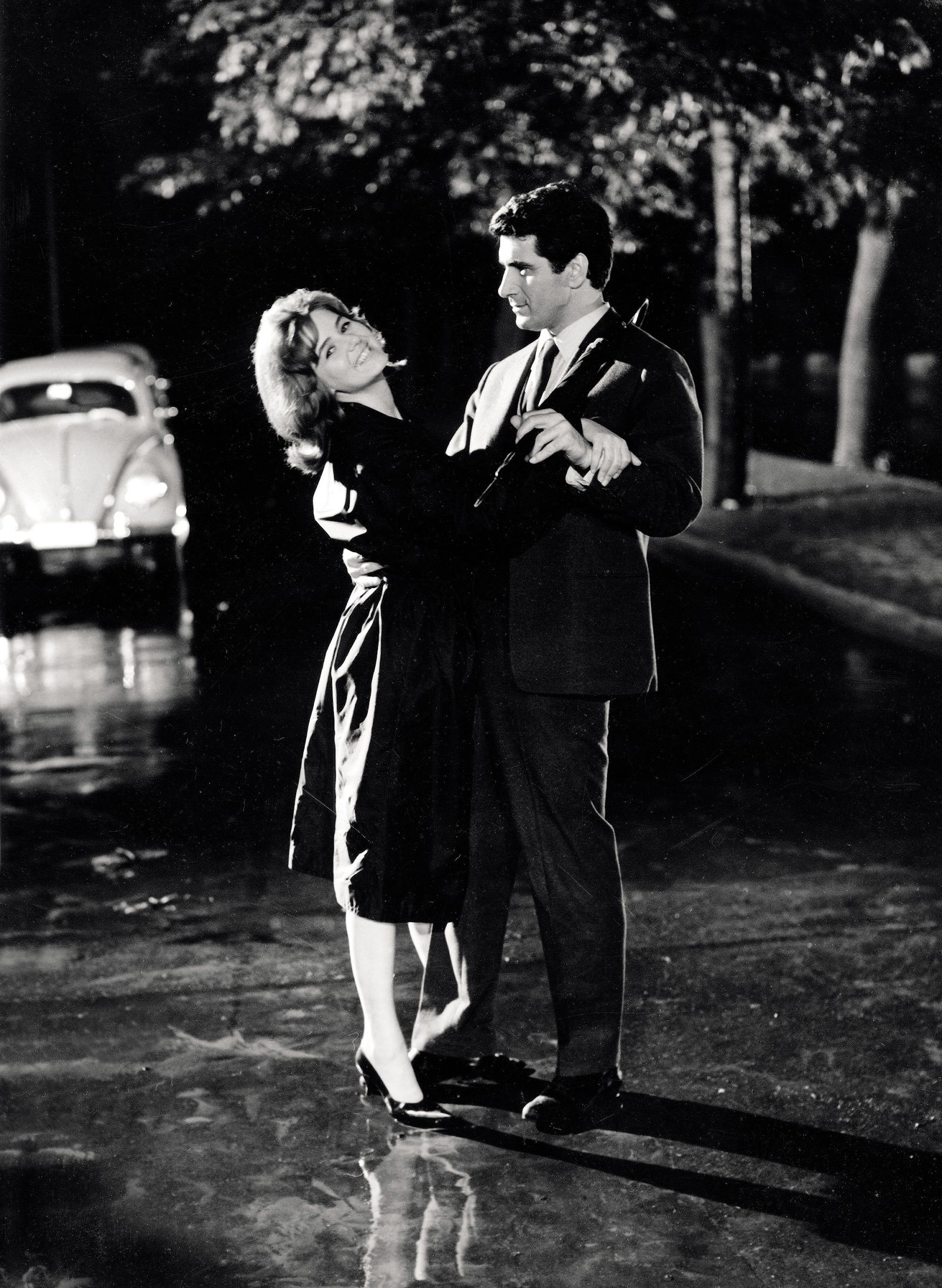 Miha Baloh v vlogi Aleša in Mira Sardoč v vlogi Mare v Veselici (1960), režija Jože Babič