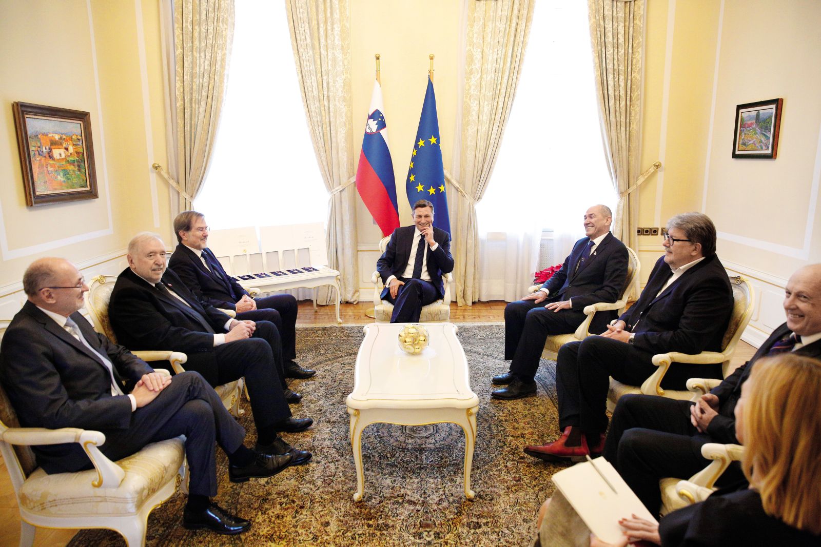 Prijazna počastitev osamosvojiteljev, ki so po skoraj 30 letih prišli po državna odlikovanja, ki so jih nekoč zavrgli. Odlikovanja se skupaj z listinami nahajajo na beli mizi, levo od odhajajočega predsednika Boruta Pahorja. /