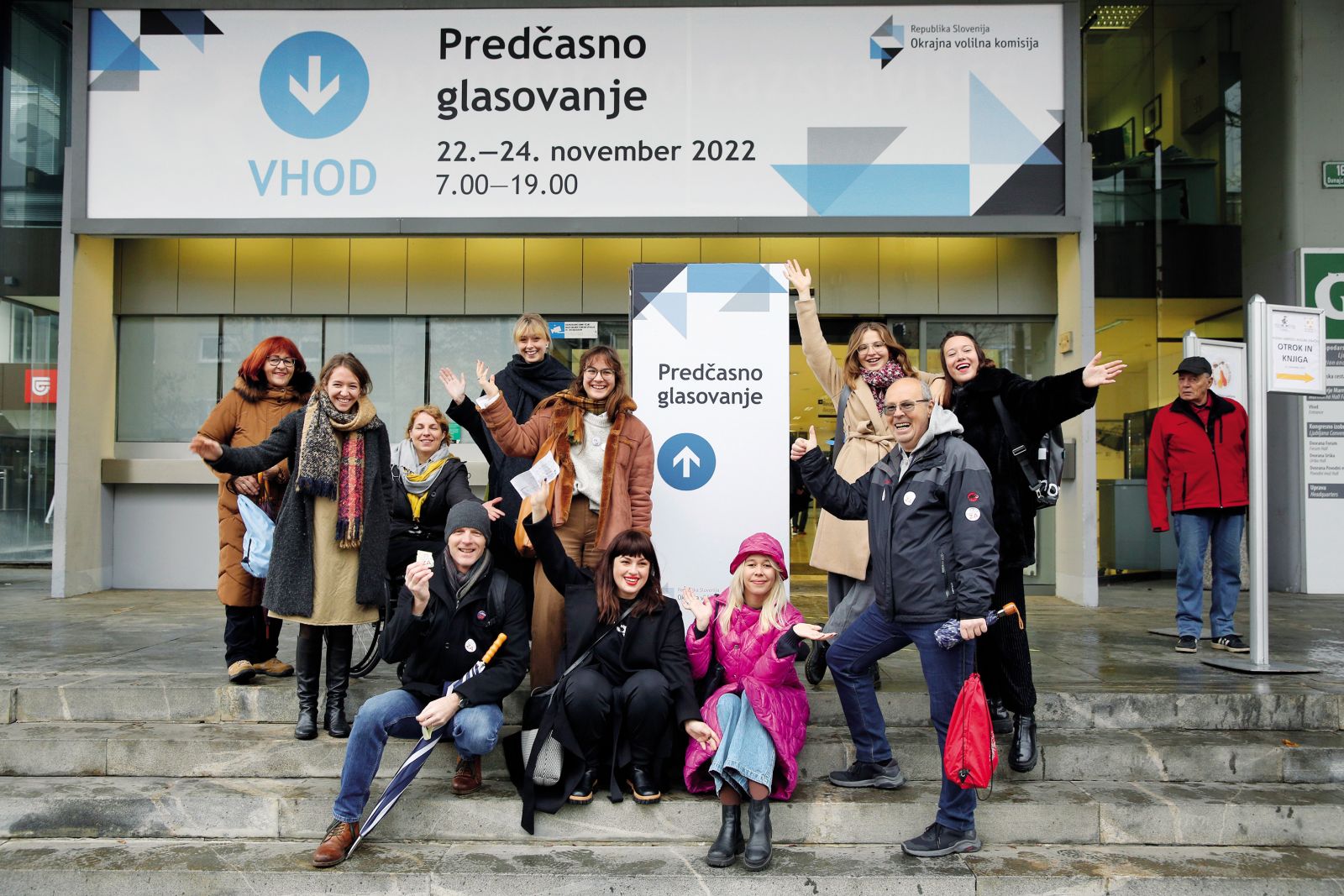Predstavniki Inštituta 8. marec na predčasnih referendumskih volitvah, ki naj bi prinesle depolitizacijo nacionalnega medija