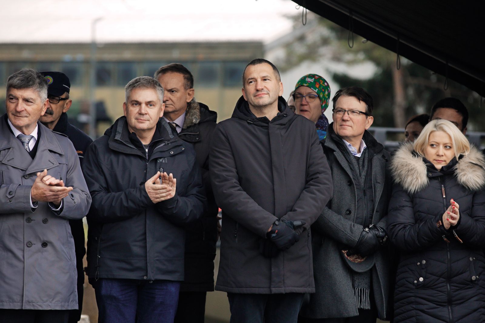 Sovo, vojaško obveščevalno službo (OVS), NPU, notranje ministrstvo vodijo kolegi in znanci iz istega prijateljskega kroga. Damir Črnčec, državni sekretar na ministrstvu za obrambo (v sredini), je z mnogimi »na ti«.